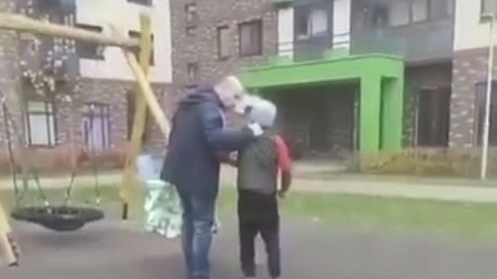 Кадр видео, на котором мужчина наносит удары несовершеннолетнему мальчику в жилищном комплексе Алхимово в Москве Кадр видео, на котором мужчина наносит удары несовершеннолетнему мальчику в жилищном комплексе Алхимово в Москве - РИА Новости, 1920, 18.10.2025