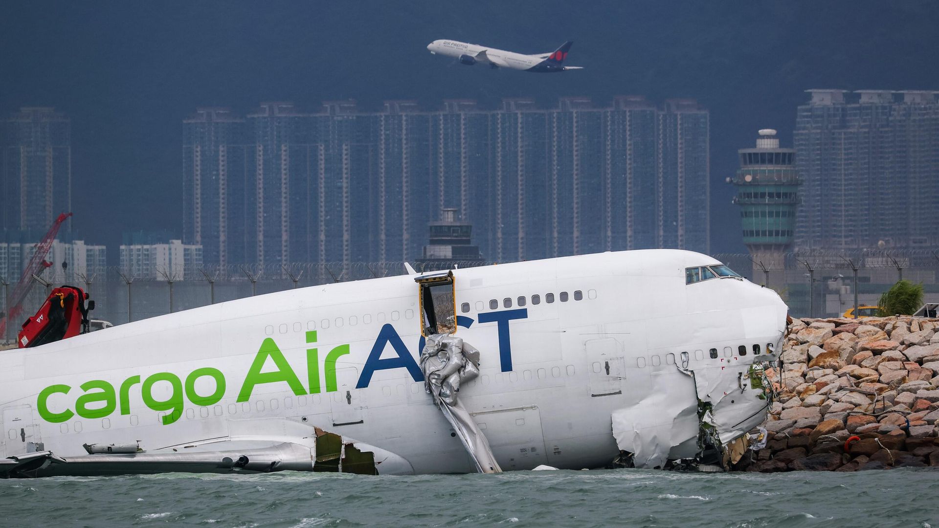 Самолет Boeing 747, выкатившийся со взлетно-посадочной полосы самолета в международном аэропорту Гонконга Самолет Boeing 747, выкатившийся со взлетно-посадочной полосы самолета в международном аэропорту Гонконга - РИА Новости, 1920, 20.10.2025