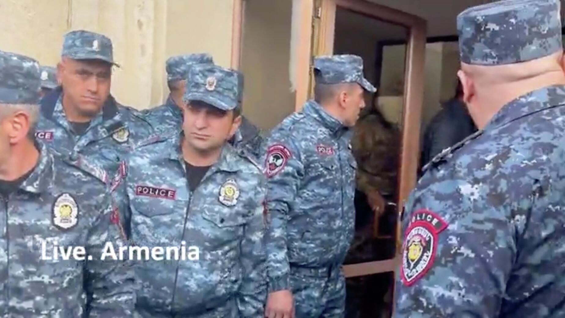 Сотрудники полиции у здания мэрии Гюмри Сотрудники полиции у здания мэрии Гюмри - РИА Новости, 1920, 20.10.2025