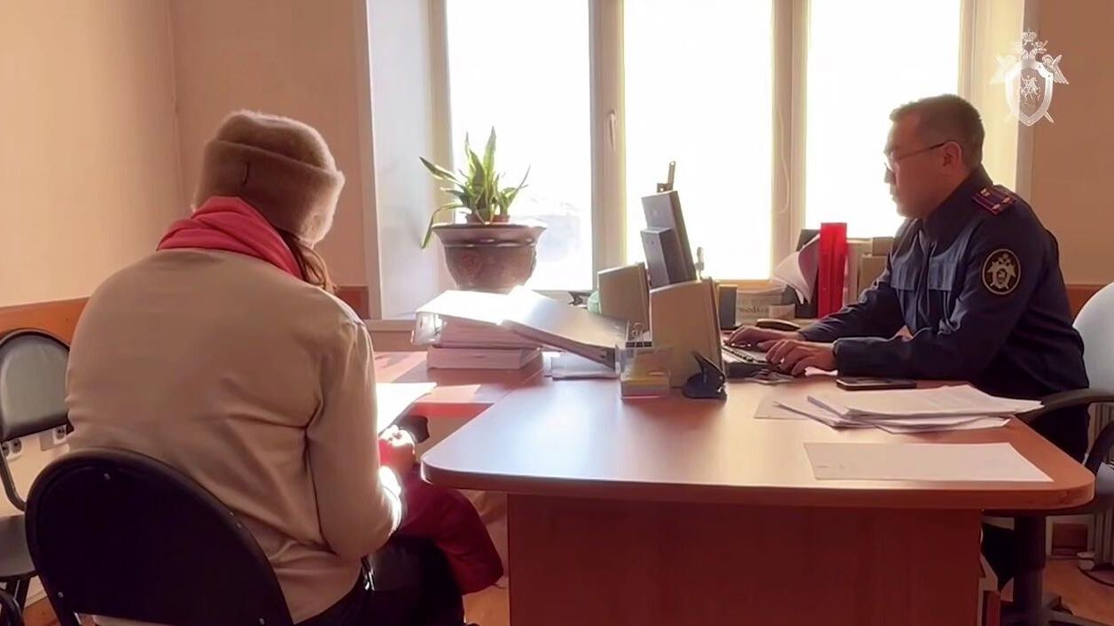 Заведующая производством цеха готовой пищевой продукции во время допроса в Следственном комитете. Кадр видео Заведующая производством цеха готовой пищевой продукции во время допроса в Следственном комитете. Кадр видео - РИА Новости, 1920, 20.10.2025