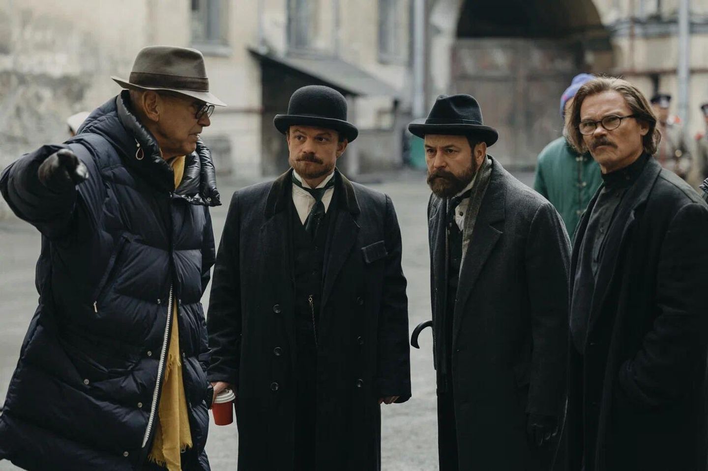 Режиссер Андрей Кончаловский на съемках сериала Хроники русской революции Режиссер Андрей Кончаловский на съемках сериала Хроники русской революции