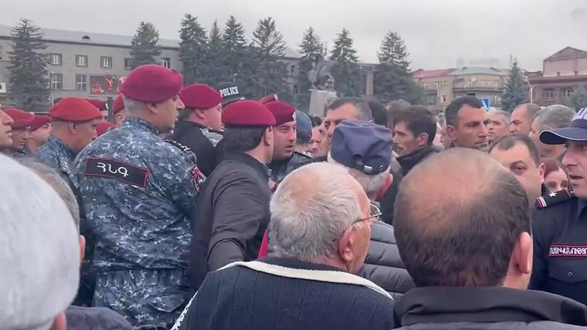 Сотрудники правоохранительных органов на площади Возрождения в Гюмри Сотрудники правоохранительных органов на площади Возрождения в Гюмри - РИА Новости, 1920, 20.10.2025