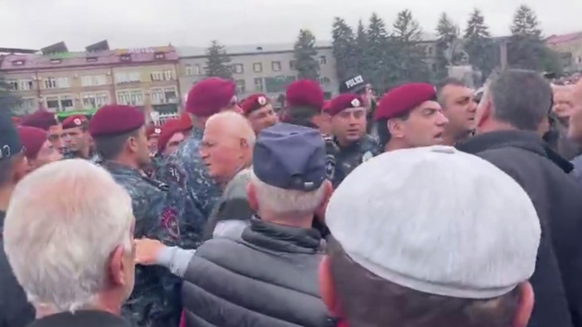 Полиция и участники акции протеста в Гюмри, Армения. Кадр видео Полиция и участники акции протеста в Гюмри, Армения. Кадр видео - РИА Новости, 1920, 23.10.2025