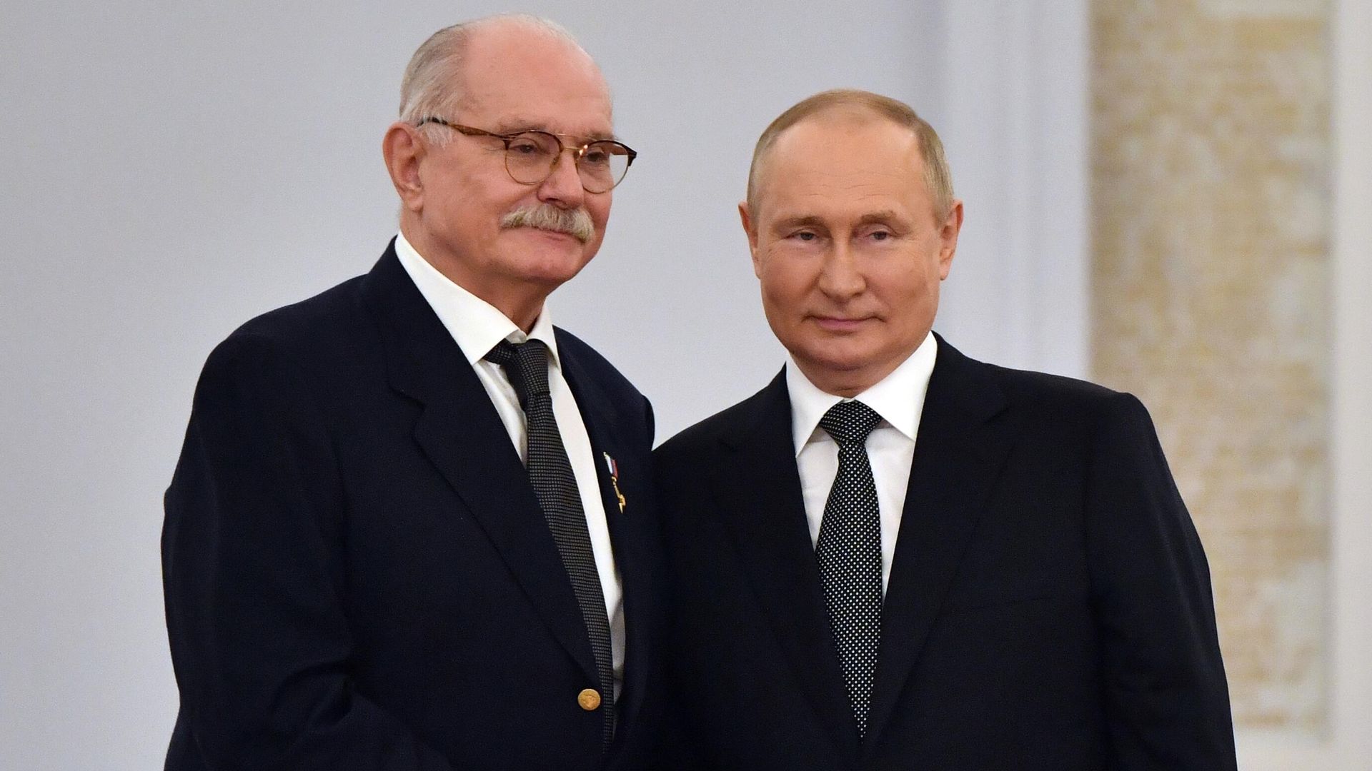 Президент РФ Владимир Путин и председатель Российского Фонда Культуры, кинорежиссер Никита Михалков Президент РФ Владимир Путин и председатель Российского Фонда Культуры, кинорежиссер Никита Михалков - РИА Новости, 1920, 21.10.2025