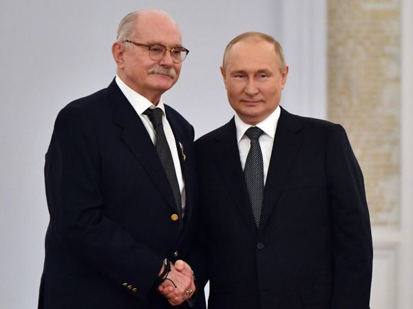 12 июня 2022. Президент РФ Владимир Путин и председатель Российского Фонда Культуры, кинорежиссер Никита Михалков, награжденный золотой медалью Герой Труда РФ 12 июня 2022. Президент РФ Владимир Путин и председатель Российского Фонда Культуры, кинорежиссер Никита Михалков, награжденный золотой медалью Герой Труда РФ