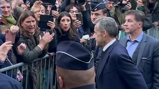 Экс-президент Франции Николя Саркози перед отправкой в тюрьму Санте