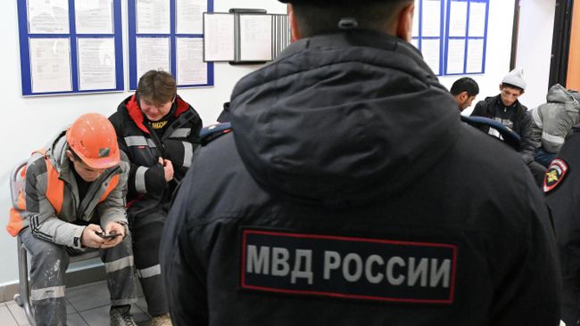 Задержанные иностранные трудовые мигранты в отделе полиции по вопросам миграции