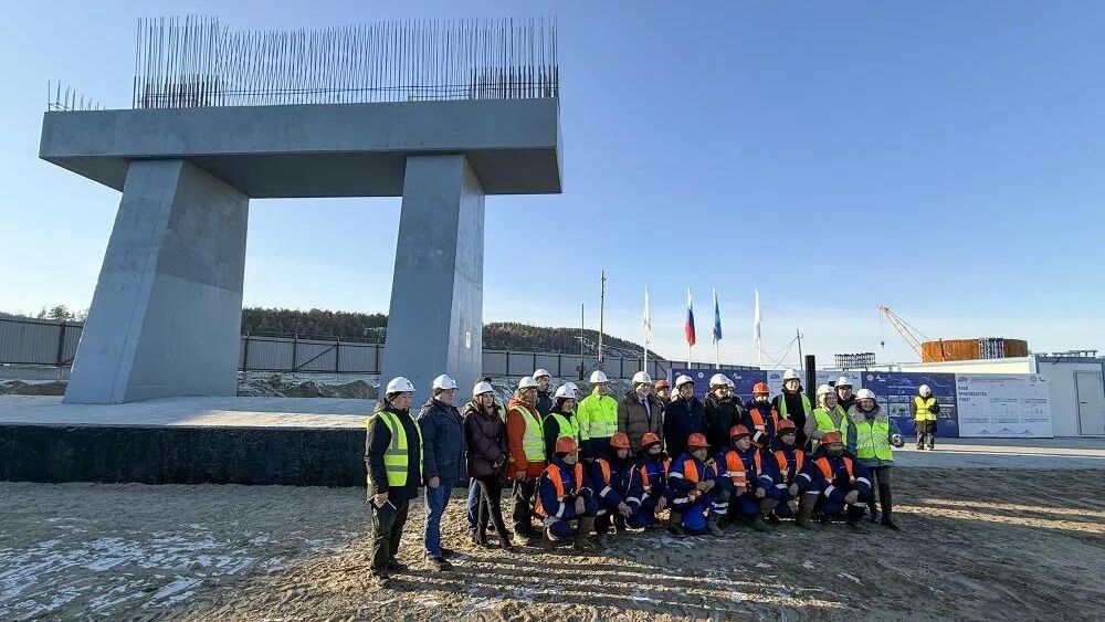 Первую опору Ленского моста возвели на строительной площадке в Якутии - РИА Новости, 1920, 21.10.2025