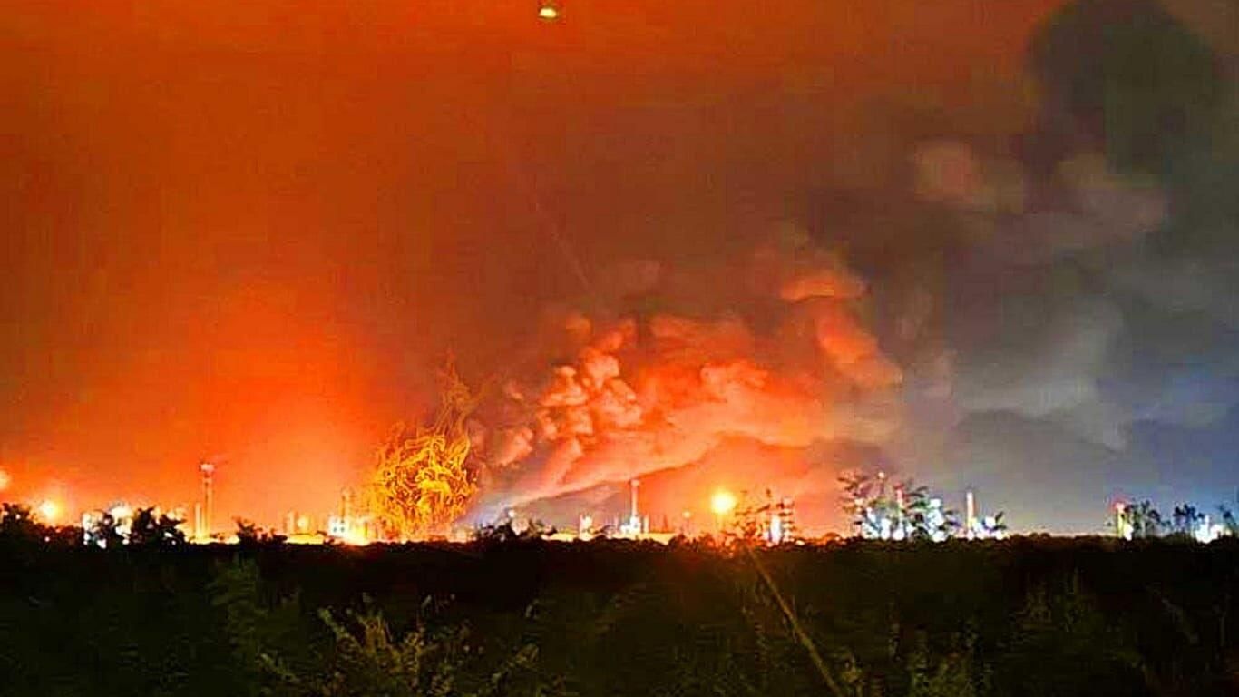Пожар на заводе нефтегазовой компании MOL под Будапештом - РИА Новости, 1920, 21.10.2025