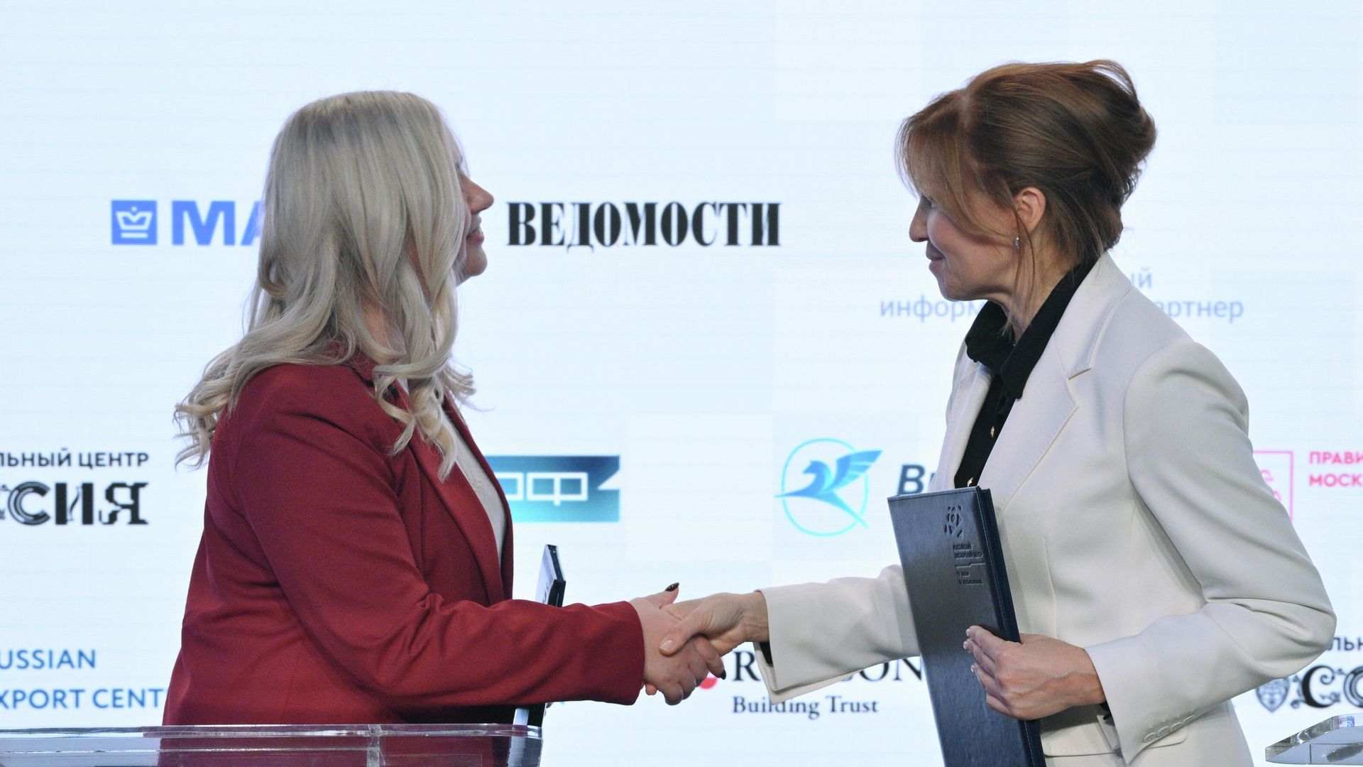Генеральный директор Школы экспорта РЭЦ Алисия Никитина и первый заместитель генерального директора Московского экспортного центра Надежда Ларионова Генеральный директор Школы экспорта РЭЦ Алисия Никитина и первый заместитель генерального директора Московского экспортного центра Надежда Ларионова - РИА Новости, 1920, 21.10.2025