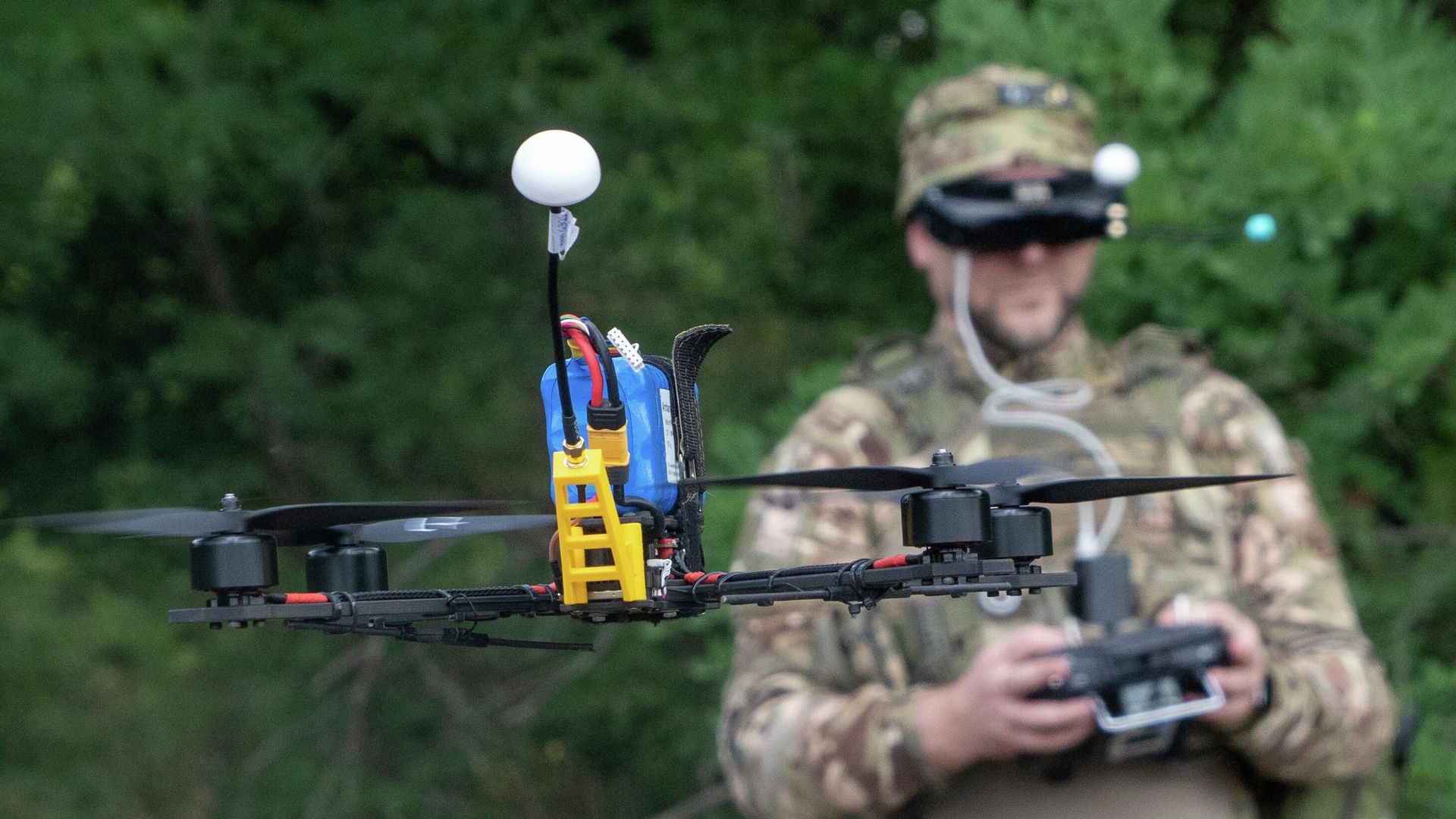 Украинский военнослужащий управляет FPV-дроном Украинский военнослужащий управляет FPV-дроном - РИА Новости, 1920, 02.11.2025