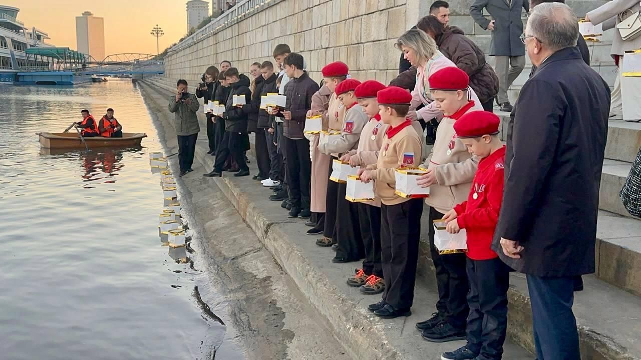 Патриотическая акция Огонь благодарных сердец в Пхеньяне в честь подвига солдат КНДР в Курской области Патриотическая акция Огонь благодарных сердец в Пхеньяне в честь подвига солдат КНДР в Курской области - РИА Новости, 1920, 22.10.2025