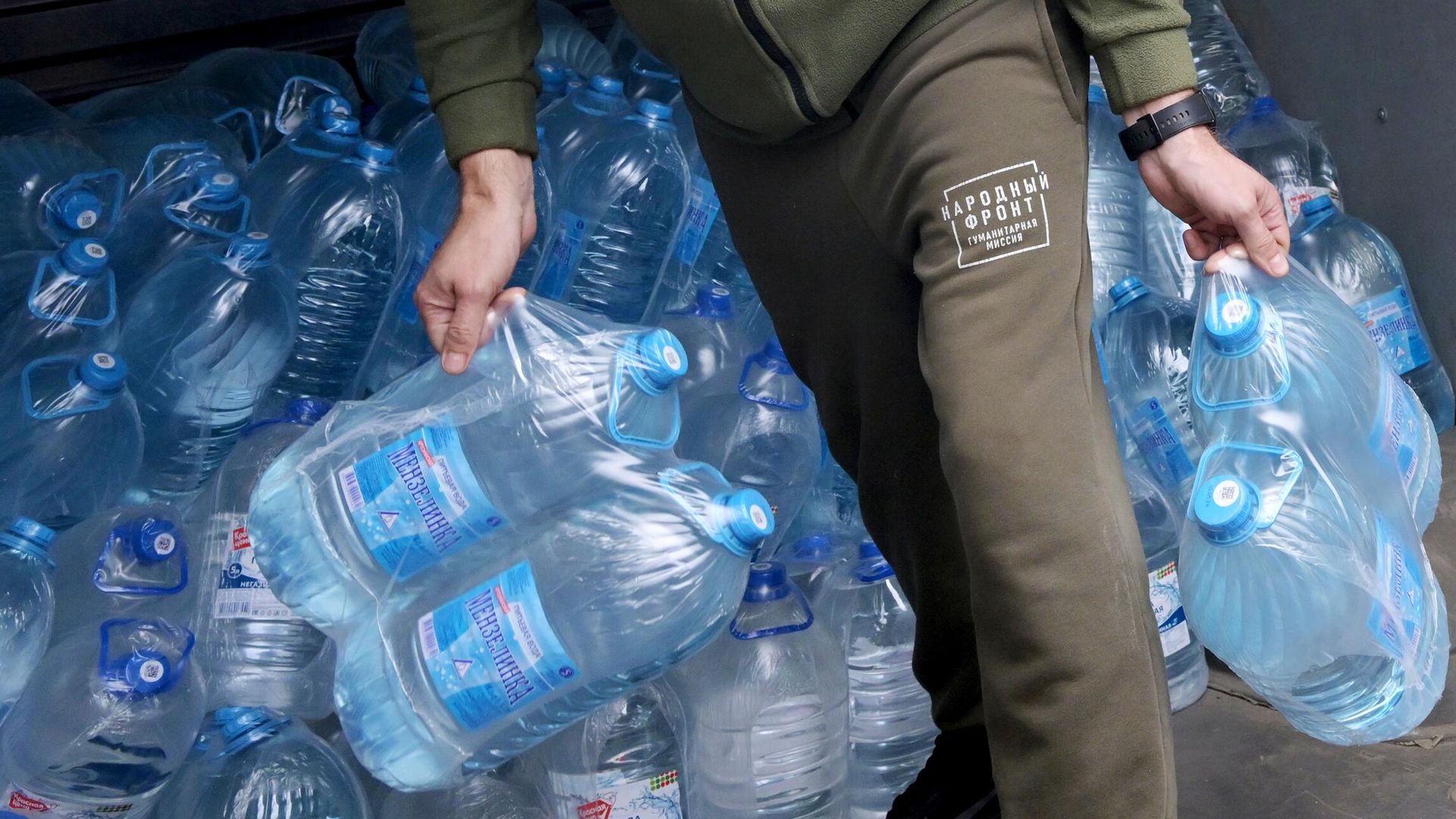 Доставка воды активистами общероссийского общественного движения Народный фронт - РИА Новости, 1920, 22.10.2025