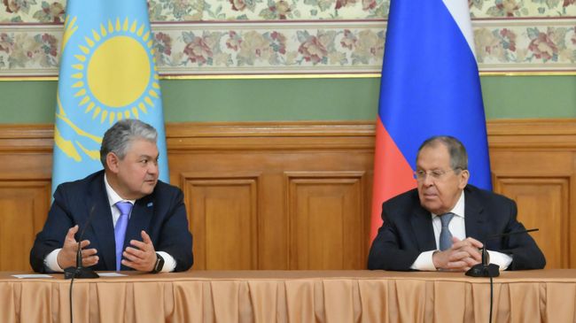 Министр иностранных дел Казахстана Ермек Кошербаев и министр иностранных дел Сергей Лавров на пресс-конференции по итогам встречи в Москве