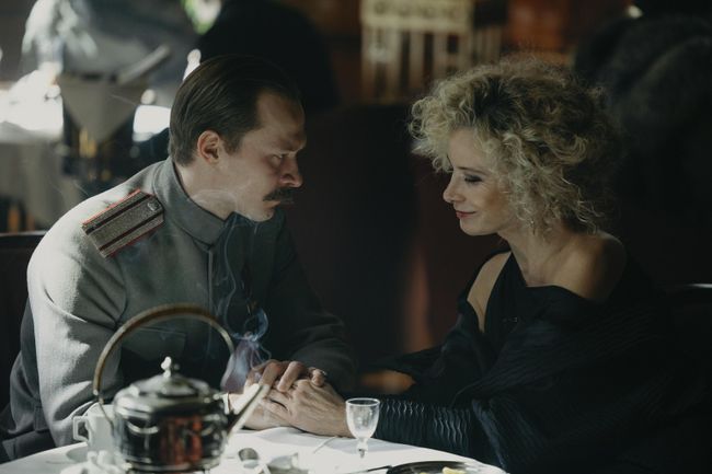Юра Борисов и Юлия Высоцкая в сериале Хроники русской революции Юра Борисов и Юлия Высоцкая в сериале Хроники русской революции