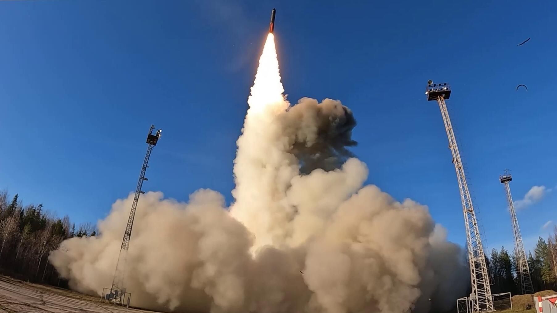 Пуск межконтинентальной баллистической ракеты Ярс в ходе тренировки стратегических ядерных сил с привлечением их наземной, морской и авиационной составляющих - РИА Новости, 1920, 23.10.2025