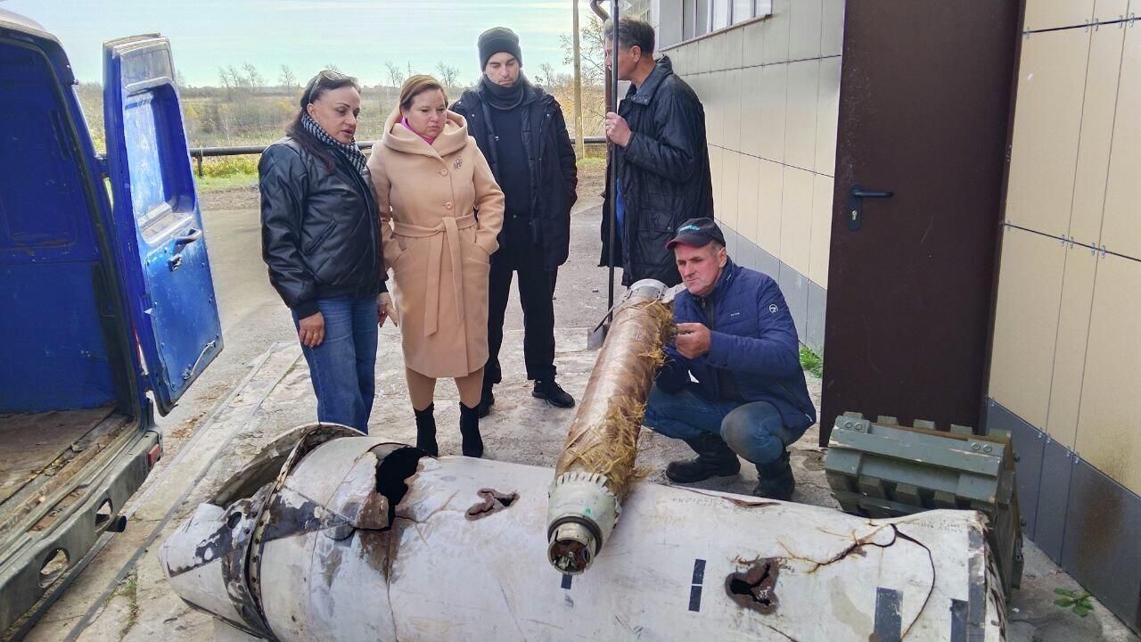 Заместитель председателя Новгородской областной Думы Ольга Борисова привезла части американских ракет, которые были сбиты в зоне СВО Заместитель председателя Новгородской областной Думы Ольга Борисова привезла части американских ракет, которые были сбиты в зоне СВО - РИА Новости, 1920, 22.10.2025
