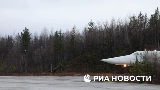 Плановый полет дальних бомбардировщиков Ту-22м3 ВКС России над нейтральными водами Балтийского моря