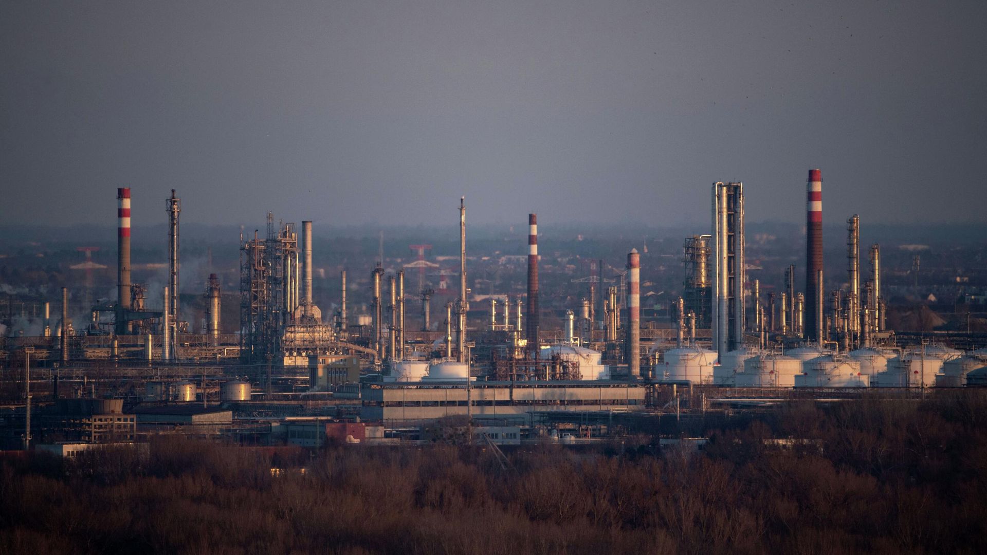 Нефтеперерабатывающий завод в Братиславе Нефтеперерабатывающий завод в Братиславе - РИА Новости, 1920, 23.10.2025