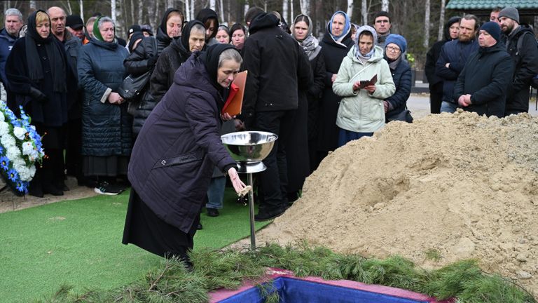 Похороны военного корреспондента РИА Новости Ивана Зуева на Червишевском кладбище в Тюмени Похороны военного корреспондента РИА Новости Ивана Зуева на Червишевском кладбище в Тюмени