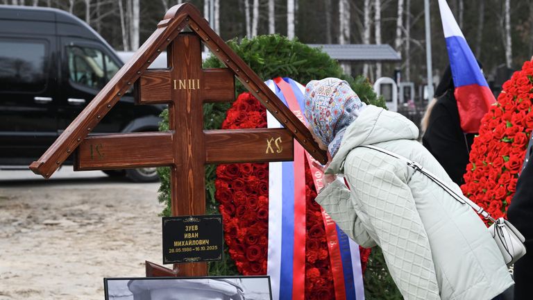 Могила военного корреспондента РИА Новости Ивана Зуева на Червишевском кладбище в Тюмени Могила военного корреспондента РИА Новости Ивана Зуева на Червишевском кладбище в Тюмени