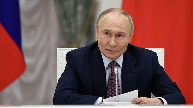 Я должен уходить, но я останусь. Все-таки дослушаю. Путин обратился к Матвиенко - РИА Новости, 1920, 23.10.2025