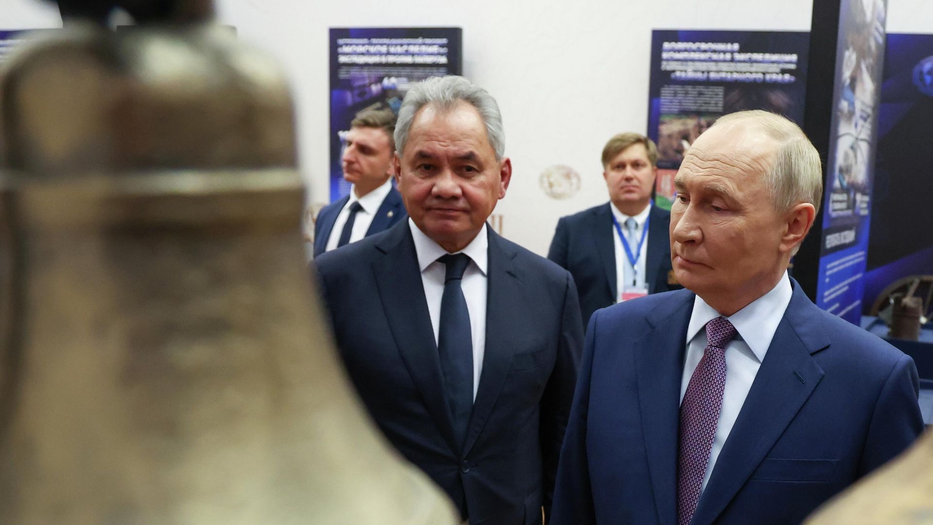Президент РФ Владимир Путин и секретарь Совета безопасности РФ, президент Русского географического общества Сергей Шойгу во время осмотра выставки проектов Русского географического общества в Москве. 23 октября 2025 Президент РФ Владимир Путин и секретарь Совета безопасности РФ, президент Русского географического общества Сергей Шойгу во время осмотра выставки проектов Русского географического общества в Москве. 23 октября 2025 - РИА Новости, 1920, 23.10.2025