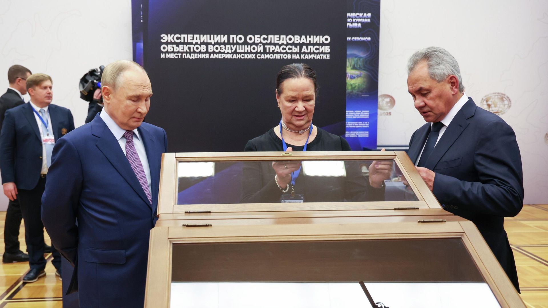 Президент РФ Владимир Путин и секретарь Совета безопасности РФ, президент Русского географического общества Сергей Шойгу во время осмотра выставки проектов Русского географического общества в Москве. 23 октября 2025 Президент РФ Владимир Путин и секретарь Совета безопасности РФ, президент Русского географического общества Сергей Шойгу во время осмотра выставки проектов Русского географического общества в Москве. 23 октября 2025 - РИА Новости, 1920, 23.10.2025