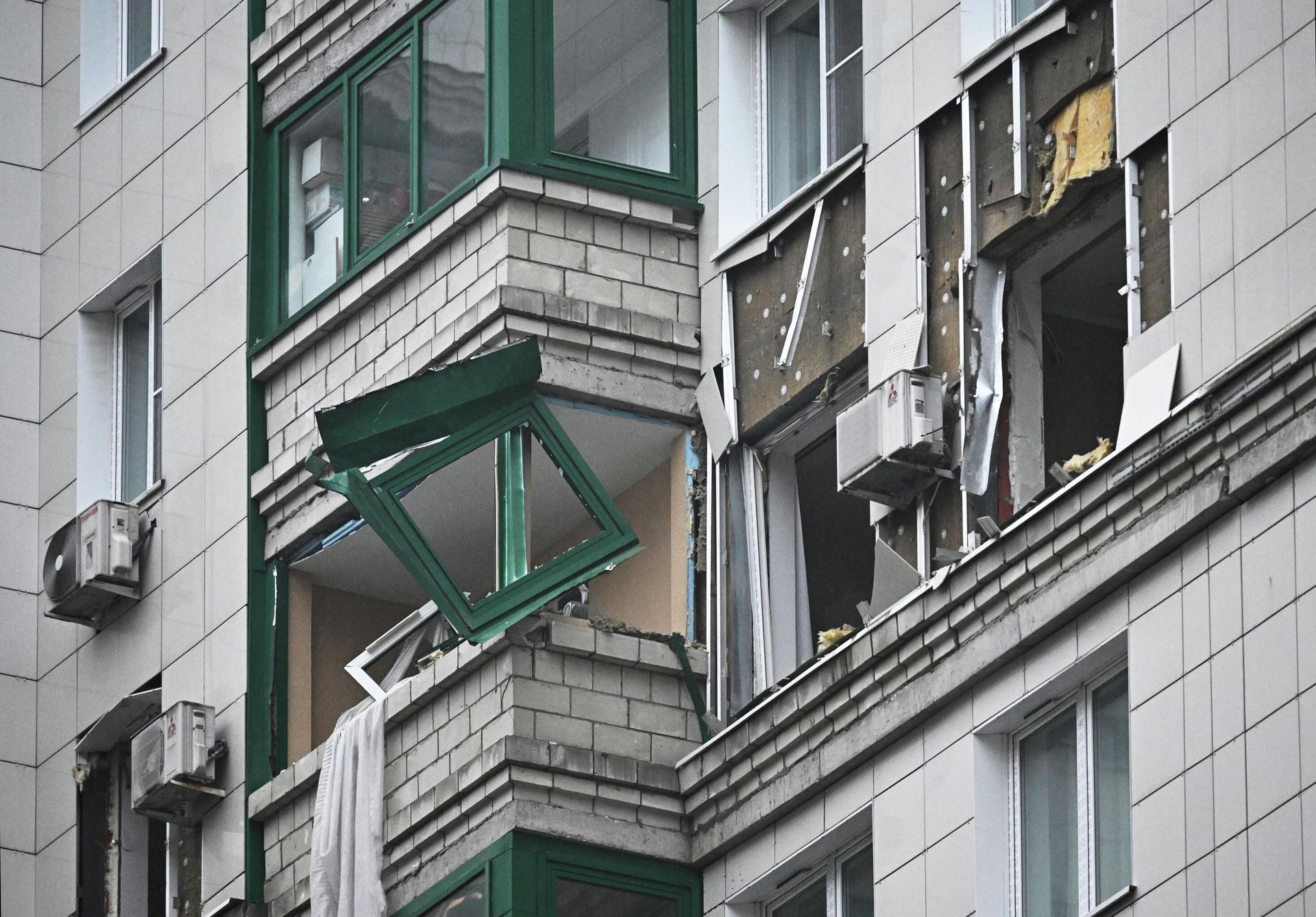 Последствия попадания БПЛА в жилой дом в подмосковном Красногорске Последствия попадания БПЛА в жилой дом в подмосковном Красногорске - РИА Новости, 1920, 24.10.2025