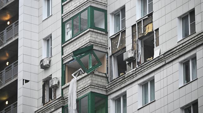 Последствия попадания БПЛА в жилой дом в подмосковном Красногорске