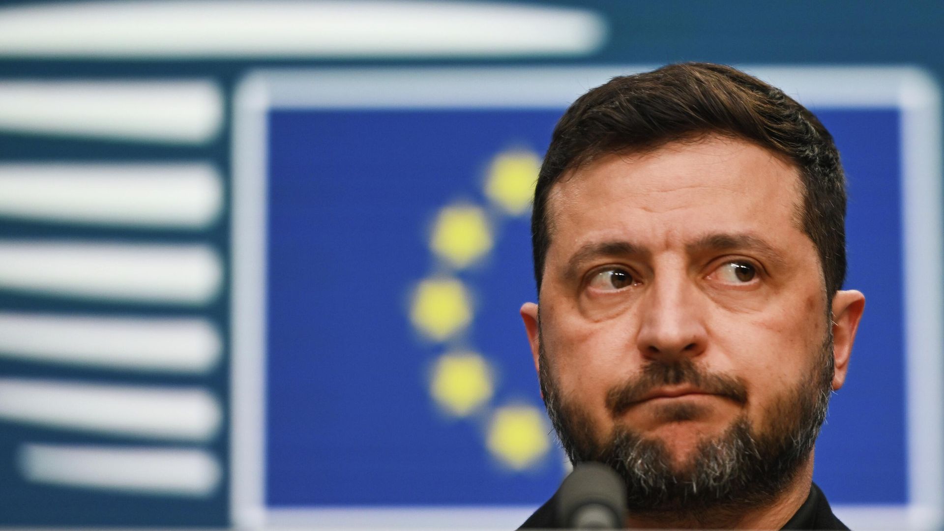 Владимир Зеленский во время пресс-конференции на саммите ЕС в Брюсселе Владимир Зеленский во время пресс-конференции на саммите ЕС в Брюсселе - РИА Новости, 1920, 07.11.2025