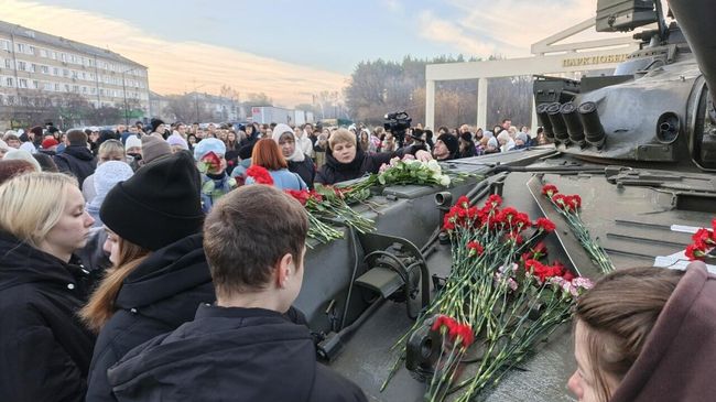 В Копейске возложили цветы в День памяти и скорби в связи с произошедшим взрывом и последующим пожаром на одном из предприятий 