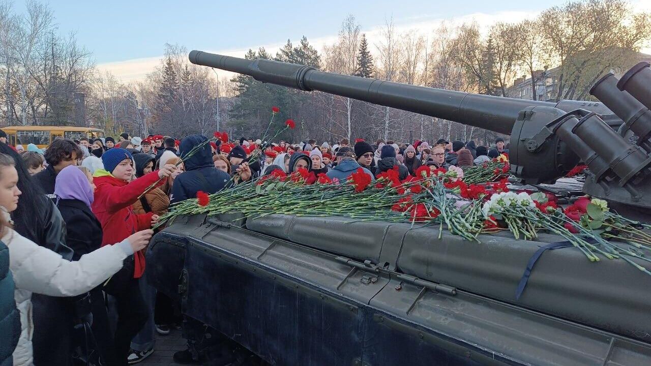 В Копейске возложили цветы в День памяти и скорби в связи с произошедшим взрывом и последующим пожаром на одном из предприятий В Копейске возложили цветы в День памяти и скорби в связи с произошедшим взрывом и последующим пожаром на одном из предприятий - РИА Новости, 1920, 24.10.2025