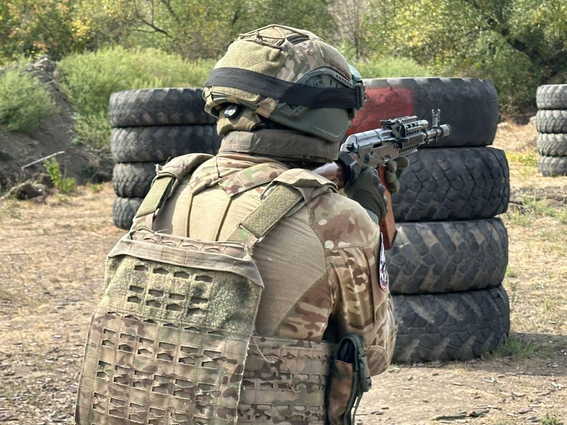 Бойцы отряда имени Александра Матросова тренируются на полигоне Бойцы отряда имени Александра Матросова тренируются на полигоне