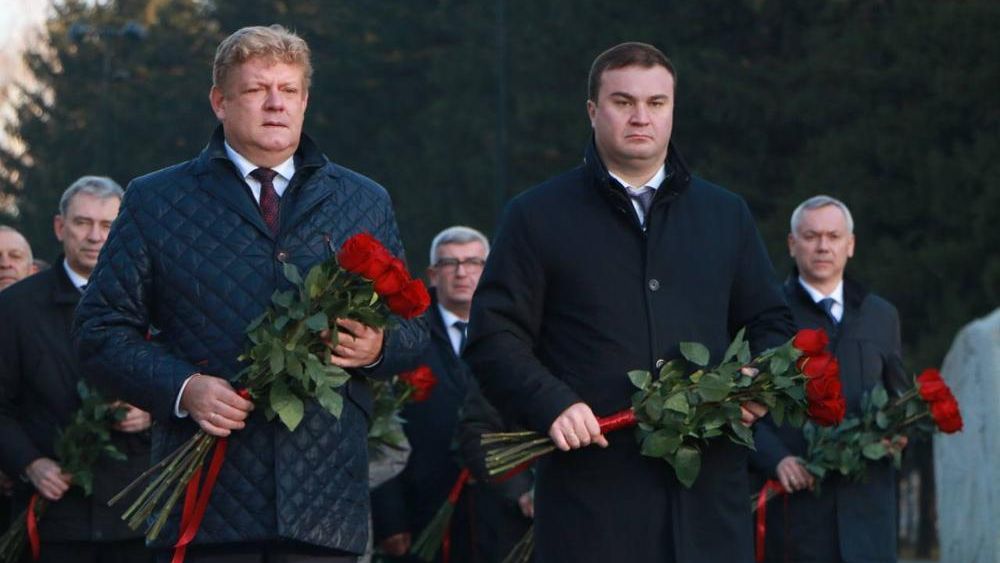 Полпред Анатолий Серышев, губернатор Омской области Виталий Хоценко и главы сибирских территорий почтили память воинов перед началом Большого Совета Сибири в Омске - РИА Новости, 1920, 24.10.2025