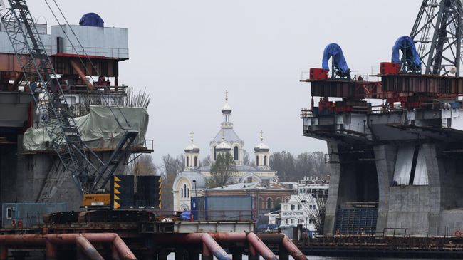 Строительная площадка Большого Смоленского моста в Санкт-Петербурге