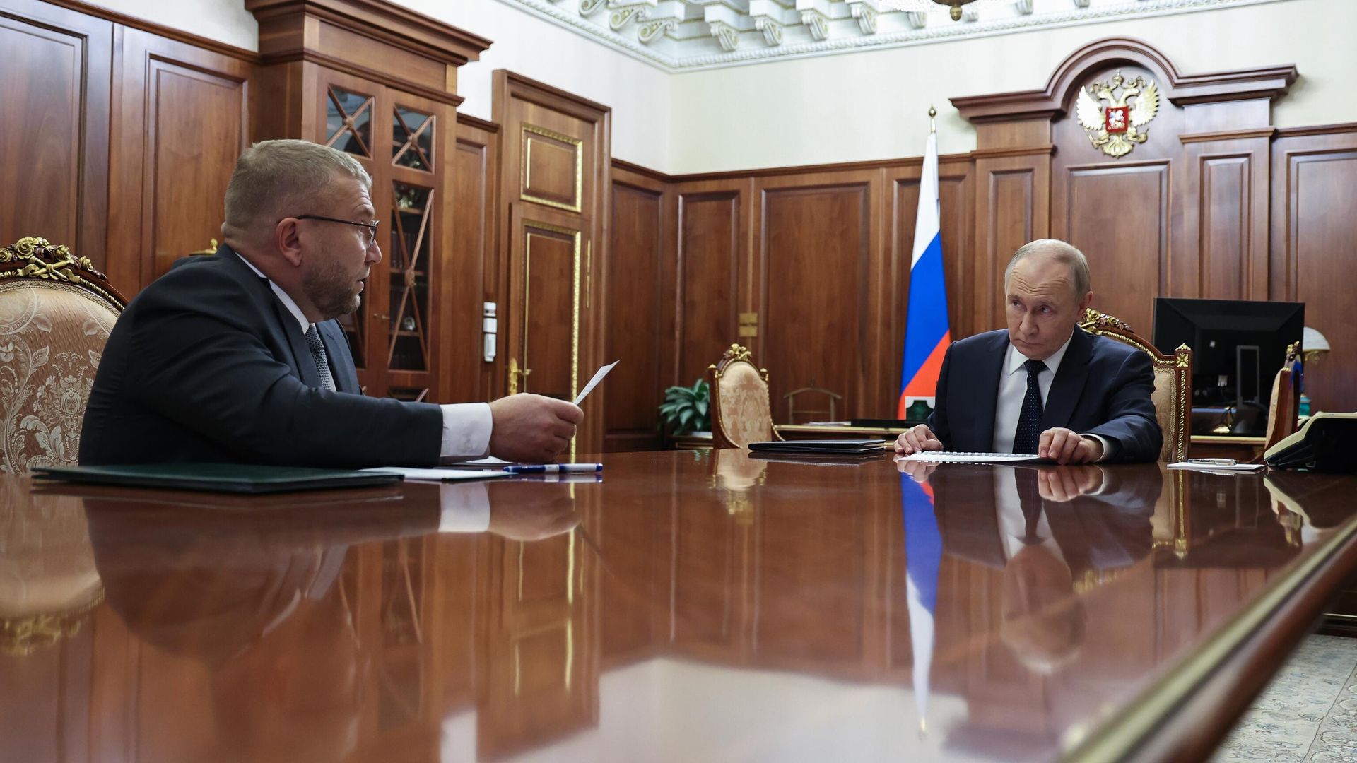 Президент РФ Владимир Путин и глава Федеральной таможенной службы Валерий Пикалев во время встречи Президент РФ Владимир Путин и глава Федеральной таможенной службы Валерий Пикалев во время встречи - РИА Новости, 1920, 24.10.2025