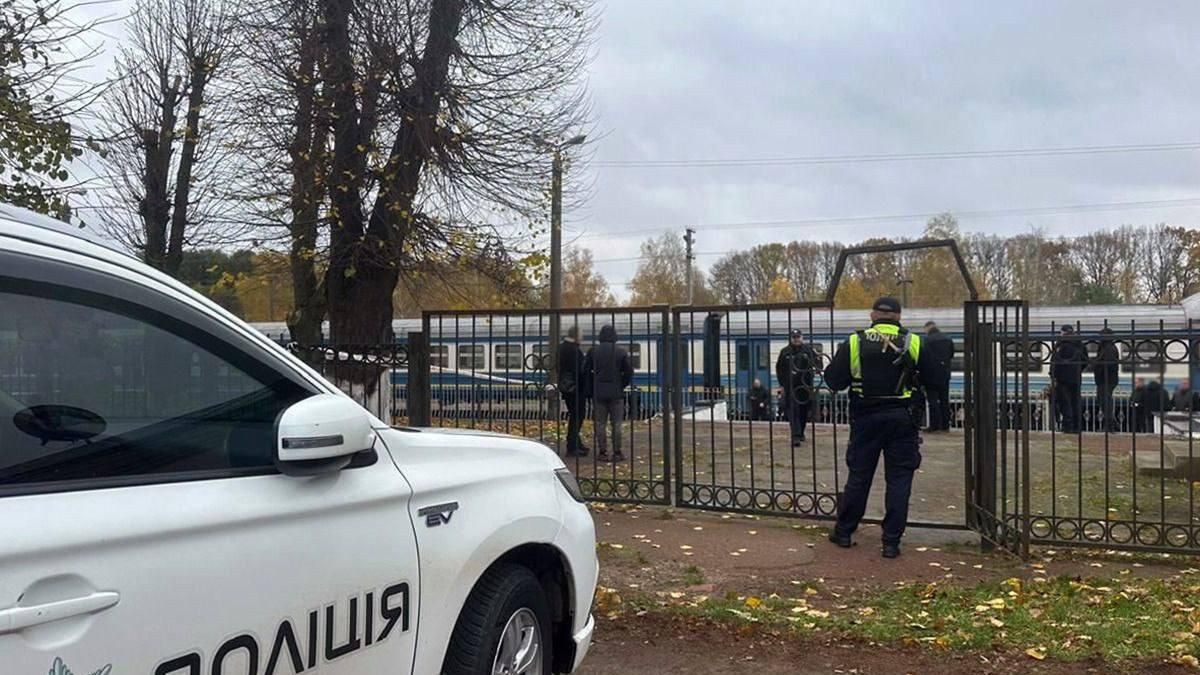 Сотрудники полиции на месте взрыва в поезде в Житомирской области, Украина Сотрудники полиции на месте взрыва в поезде в Житомирской области, Украина - РИА Новости, 1920, 24.10.2025