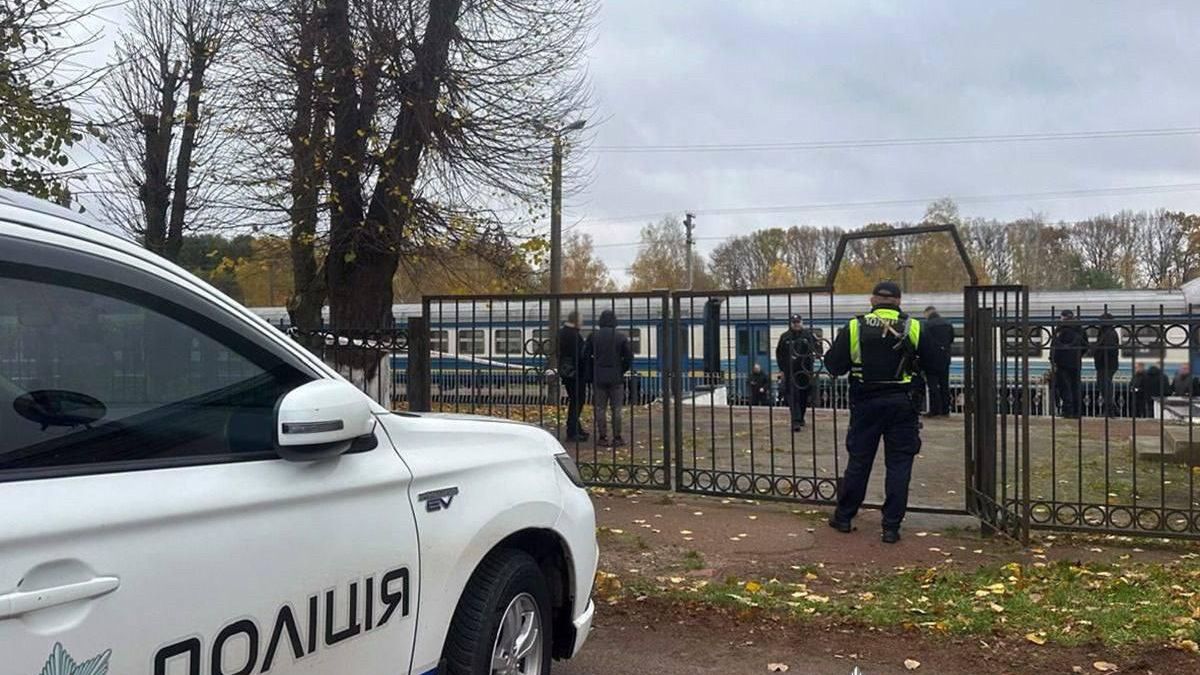 Сотрудники полиции на месте взрыва в поезде в Житомирской области, Украина Сотрудники полиции на месте взрыва в поезде в Житомирской области, Украина - РИА Новости, 1920, 24.10.2025