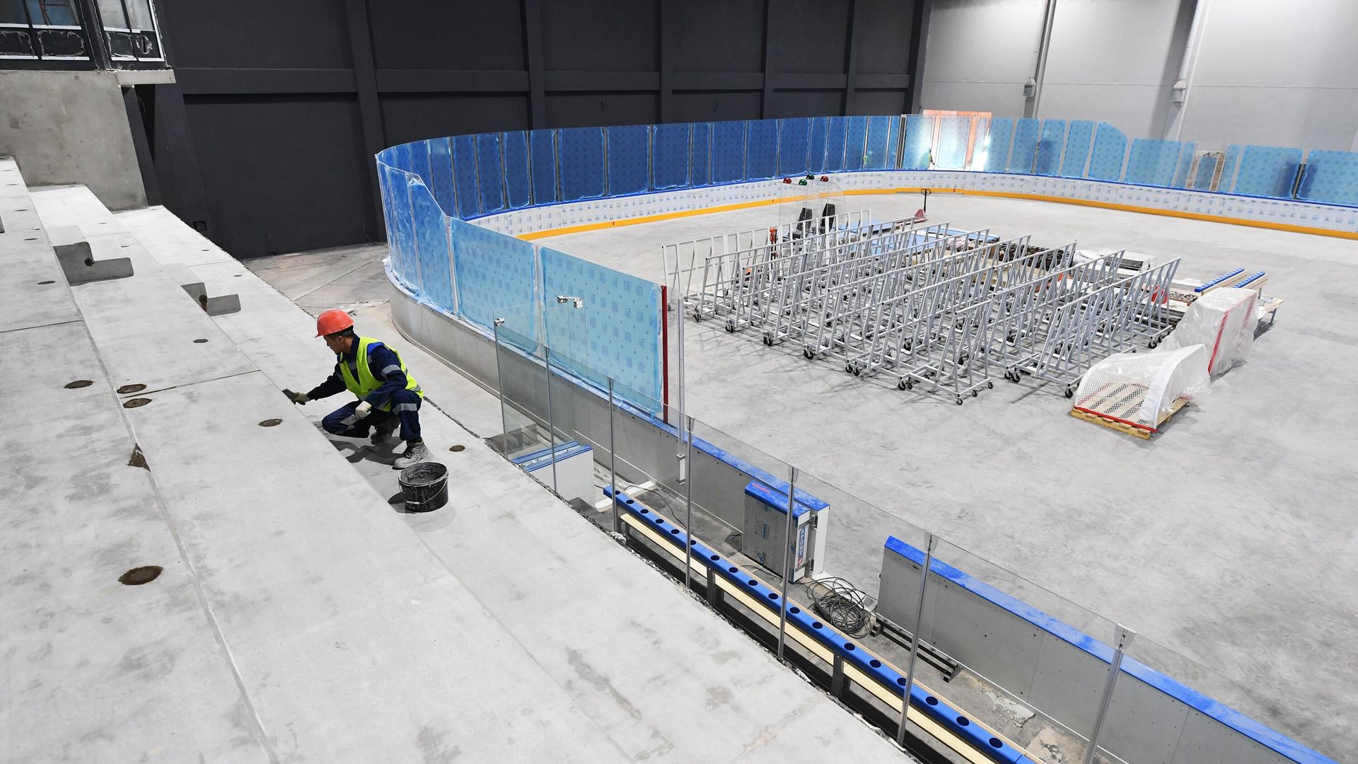 Рабочий в здании ледовой арены Рабочий в здании ледовой арены - РИА Новости, 1920, 24.10.2025