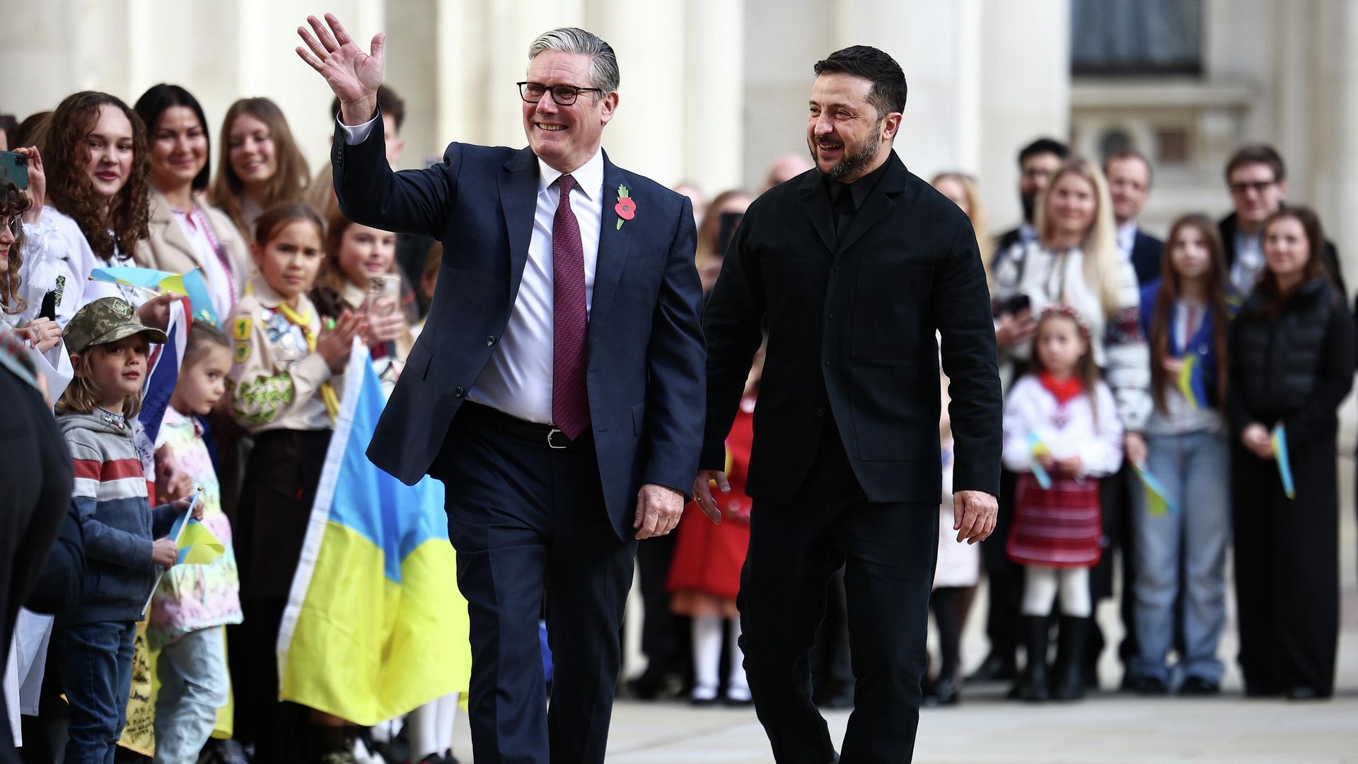 Премьер-министра Великобритании Кира Стармера и Владимира Зеленского приветствуют украинские школьники в Лондоне Премьер-министра Великобритании Кира Стармера и Владимира Зеленского приветствуют украинские школьники в Лондоне - РИА Новости, 1920, 25.10.2025