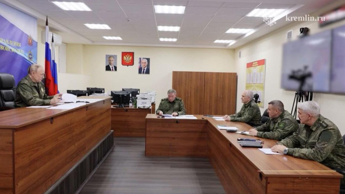 Владимир Путин посетил во время посещения одного из пунктов управления объединенной группировки войск Владимир Путин посетил во время посещения одного из пунктов управления объединенной группировки войск - РИА Новости, 1920, 26.10.2025