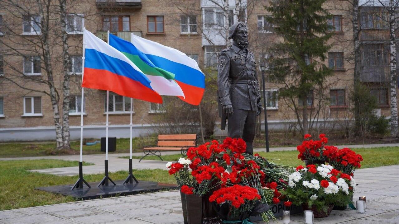 Памятник первому командиру батальона Спарта Арсену Павлову с позывным Моторола в городе Ухта в республике Коми Памятник первому командиру батальона Спарта Арсену Павлову с позывным Моторола в городе Ухта в республике Коми - РИА Новости, 1920, 26.10.2025