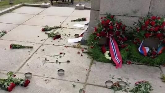 Неизвестные повредили венки, возложенные накануне к памятнику советскому солдату в городе Киркенес на севере Норвегии - РИА Новости, 1920, 26.10.2025