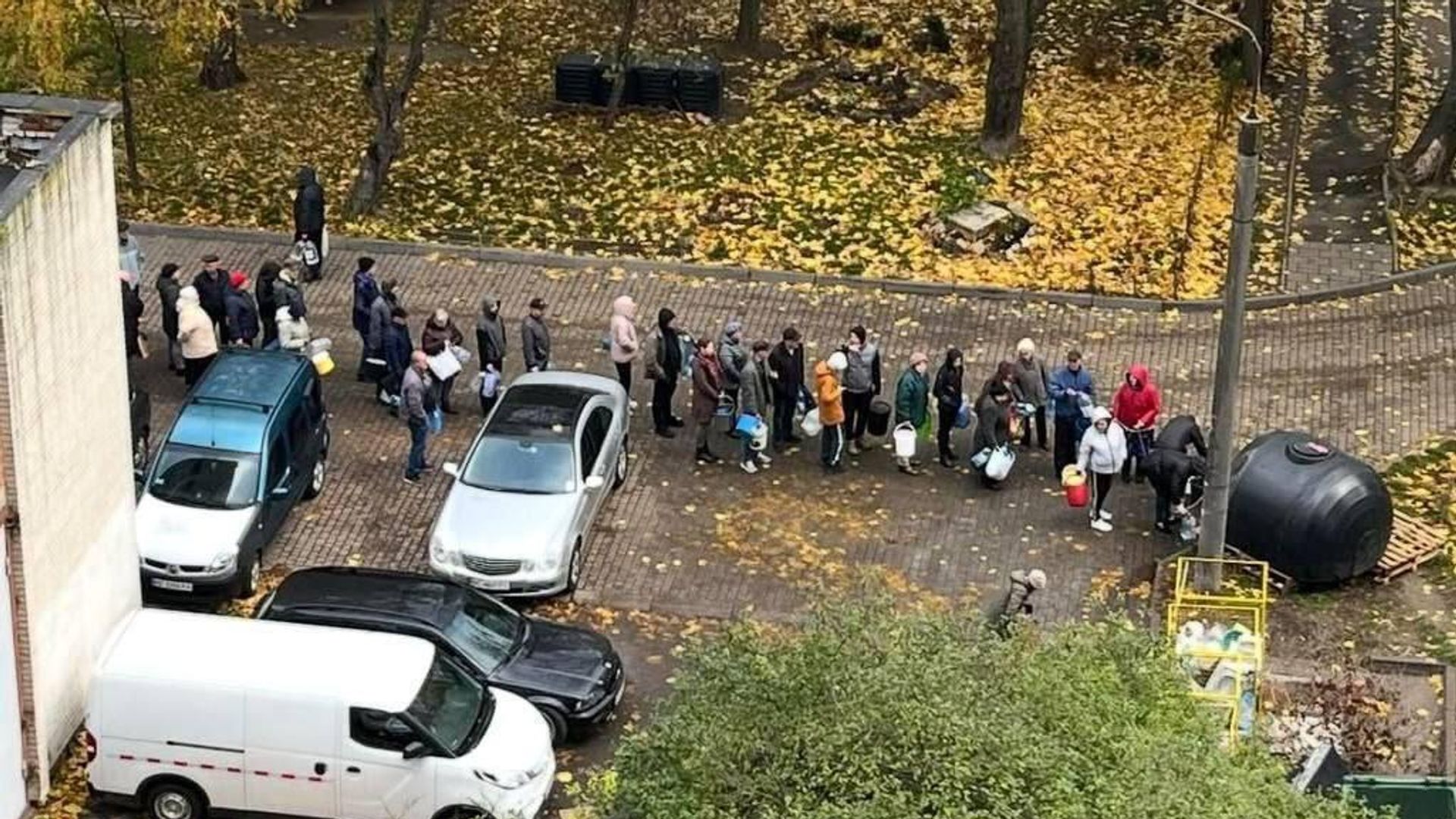Очередь за водой из-за масштабной аварии на водоканале во Львове Очередь за водой из-за масштабной аварии на водоканале во Львове - РИА Новости, 1920, 26.10.2025