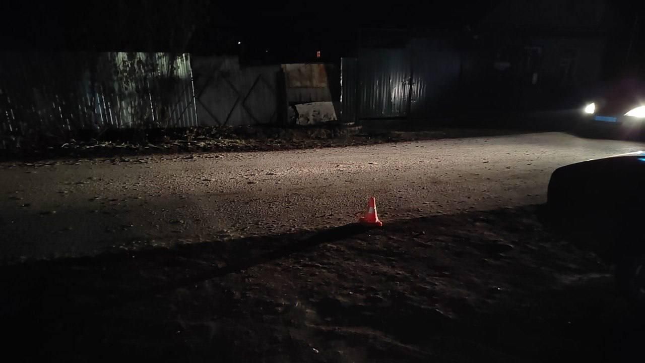 На месте происшествия, где житель Омской области в состоянии алкогольного опьянения сбил двух 16-летних девочек и скрылся с места ДТП - РИА Новости, 1920, 27.10.2025