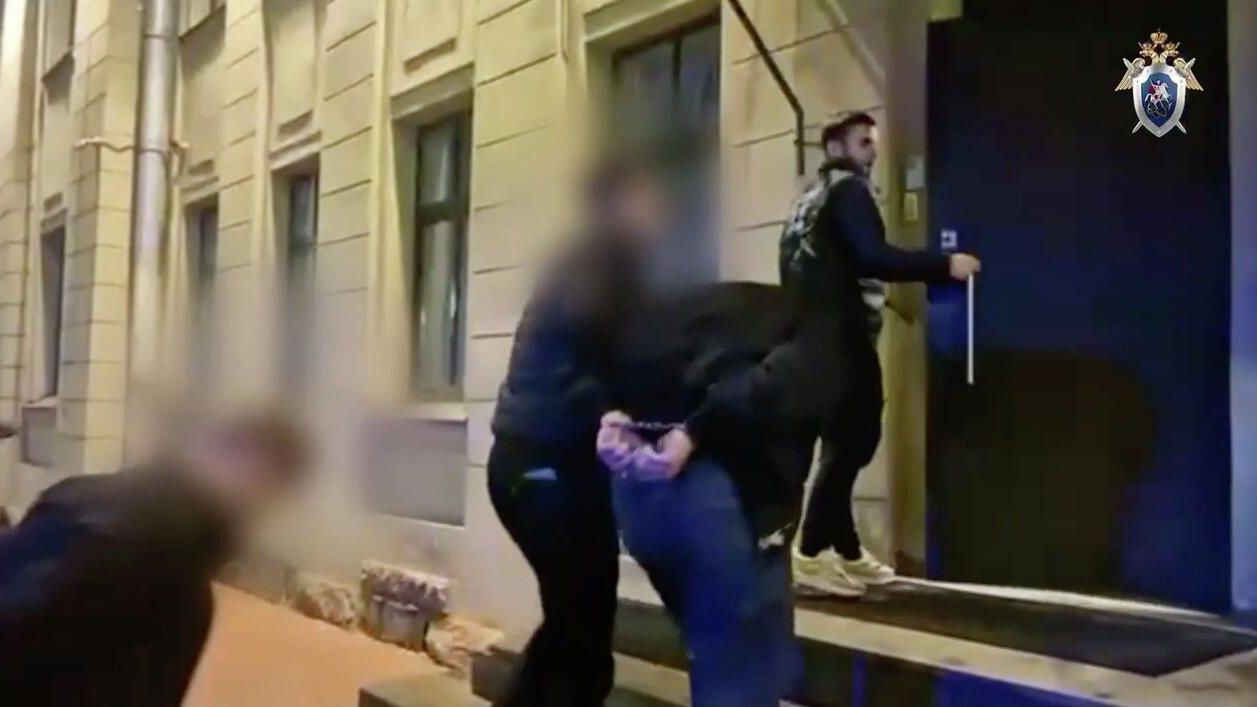Задержание следователями СК России подозреваемых в похищении граждан и разбое в Петерубрге Задержание следователями СК России подозреваемых в похищении граждан и разбое в Петерубрге - РИА Новости, 1920, 12.11.2025