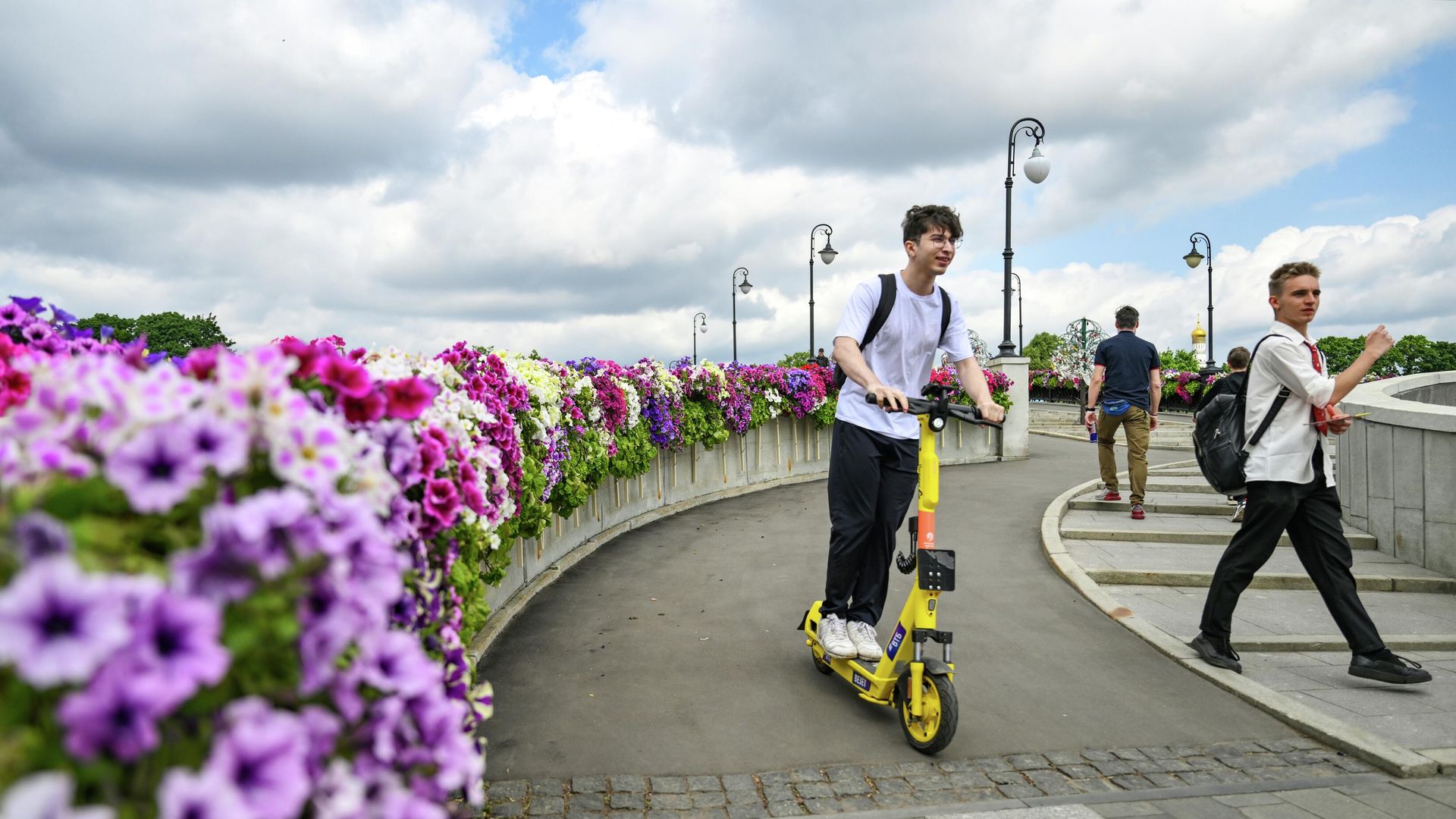 Парень на электросамокате в Москве Парень на электросамокате в Москве - РИА Новости, 1920, 23.03.2026