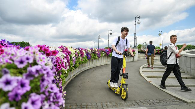 Парень на электросамокате в Москве Парень на электросамокате в Москве