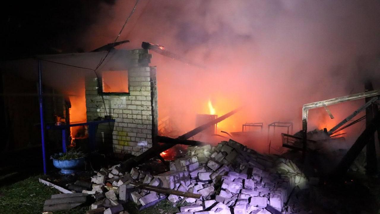Ликвидация пожара на месте атаки украинского БПЛА на Рыльск Курской области Ликвидация пожара на месте атаки украинского БПЛА на Рыльск Курской области - РИА Новости, 1920, 27.10.2025